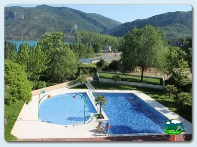 Piscina con vistas a montaña y lago del Camping Lago Barasona, La Puebla de Castro (Huesca)
