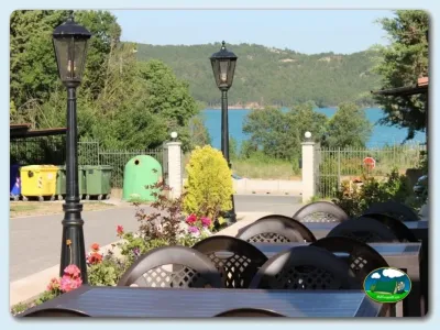 Lago con vistas desde zona de restaurante del Camping Lago Barasona, La Puebla de Castro (Huesca)