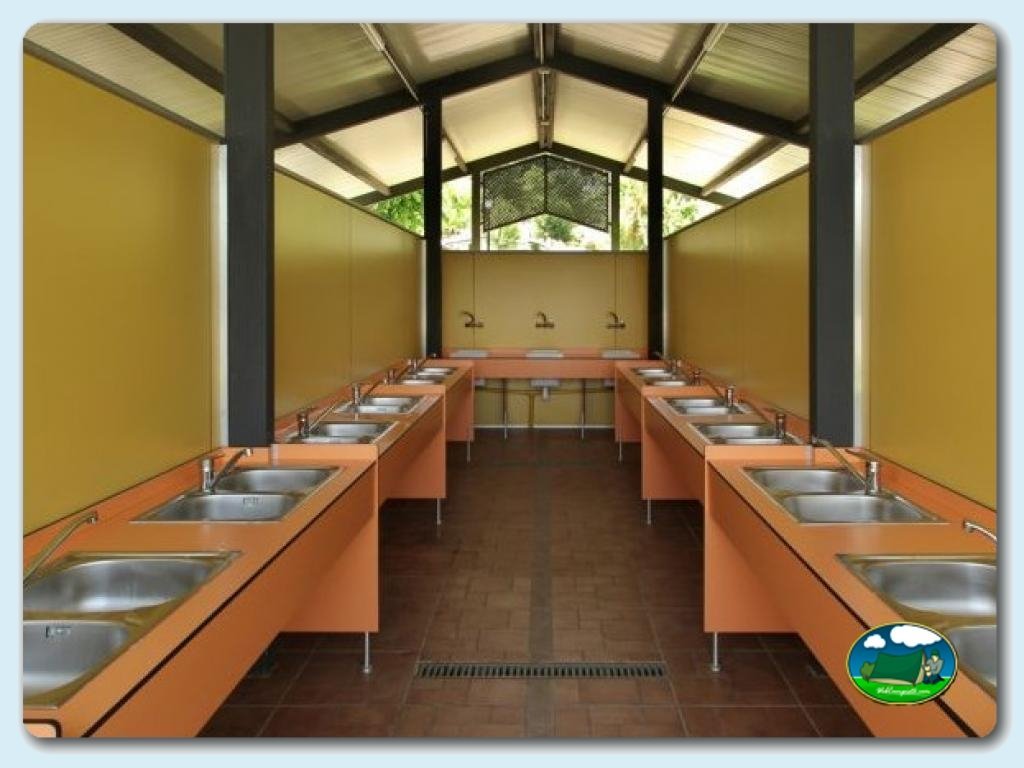 Sanitarios en Camping Lago Barasona, Huesca, España