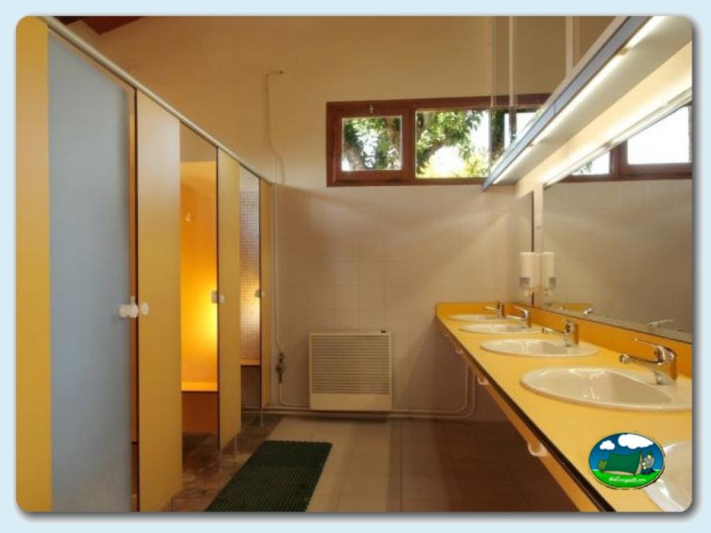 Sanitarios en Camping Lago Barasona, Huesca, España