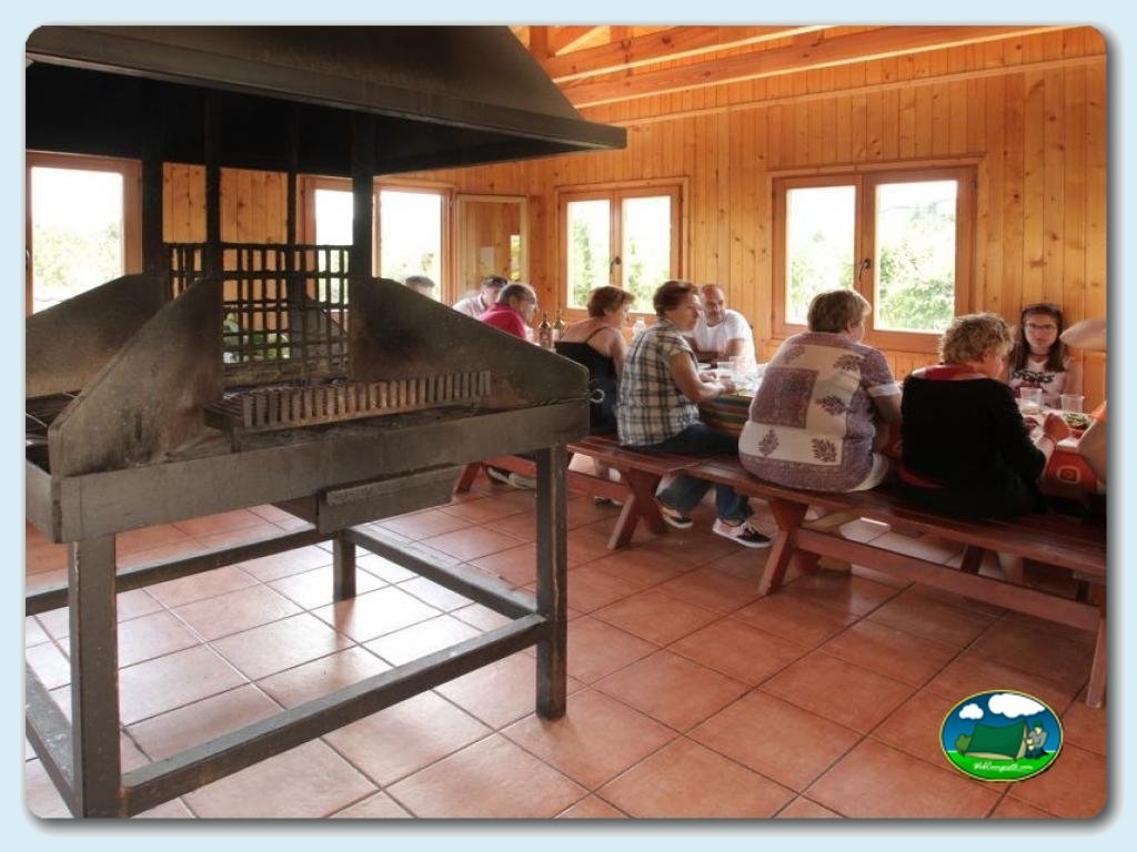 Barbacoas en Camping Lago Barasona, Huesca, España