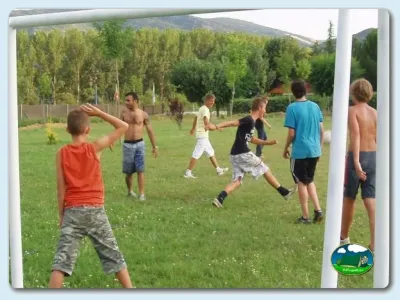 Parque infantil con niños jugando al fútbol del Camping Lago Barasona, La Puebla de Castro (Huesca)