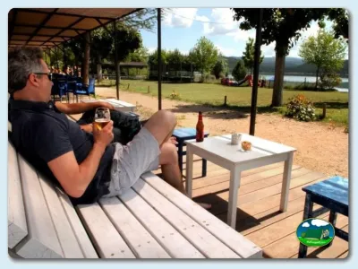 Parcela junto al lago con zona de estar del Camping Lago Barasona, La Puebla de Castro (Huesca)