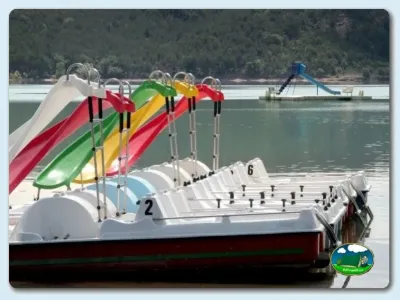Parque infantil junto al lago con toboganes de colores del Camping Lago Barasona, La Puebla de Castro (Huesca)