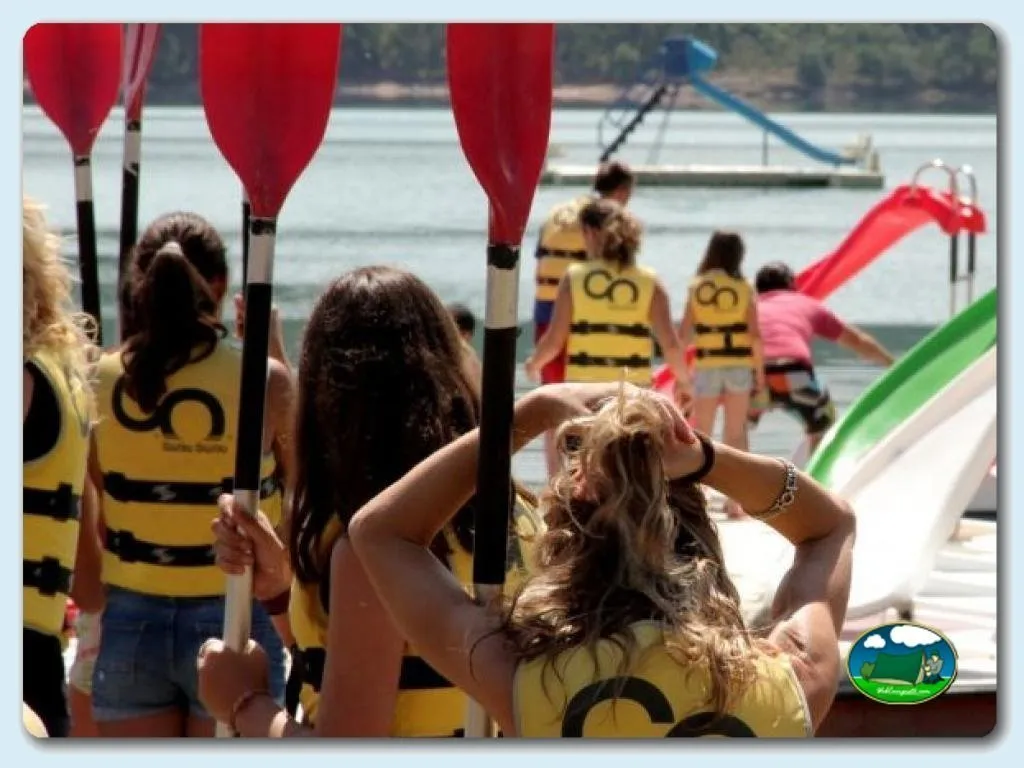 Parque infantil junto al lago con tobogán y actividades acuáticas del Camping Lago Barasona, La Puebla de Castro (Huesca)