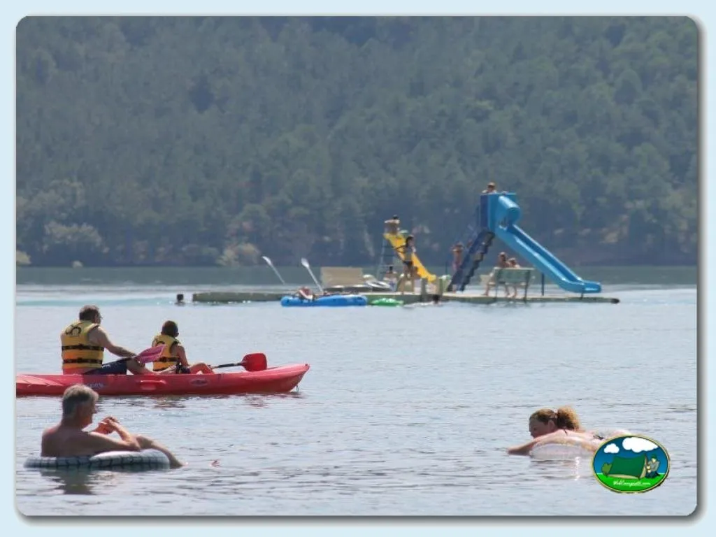 Lago con parque infantil acuático, kayak y actividades en familia del Camping Lago Barasona, La Puebla de Castro (Huesca)