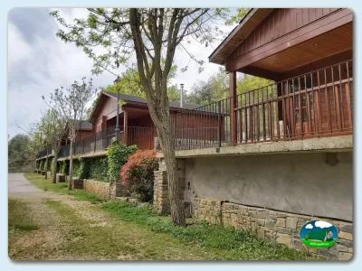 Bungalow de madera con terraza y vistas al entorno natural del Camping Lago Barasona, La Puebla de Castro (Huesca)