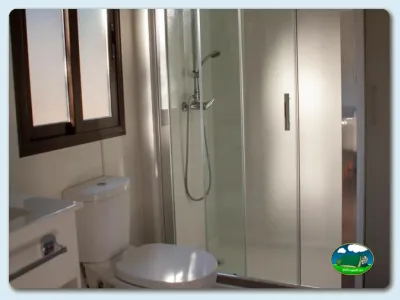 Cuarto de baño con ducha del Camping Lago Barasona, La Puebla de Castro (Huesca)