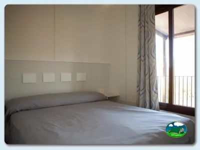 Bungalow interior con cama doble y balcón del Camping Lago Barasona, La Puebla de Castro (Huesca)