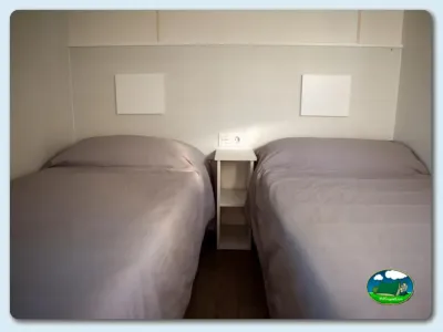 Mobil-home interior dos camas individuales del Camping Lago Barasona, La Puebla de Castro (Huesca)