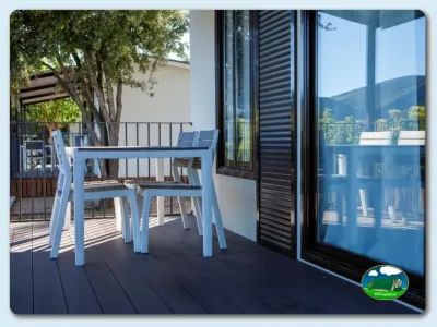 Bungalow con vistas a la montaña, terraza privada del Camping Lago Barasona, La Puebla de Castro (Huesca)