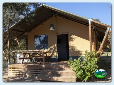 Glamping con terraza de madera y sombrilla del Camping Lago Barasona, La Puebla de Castro (Huesca)
