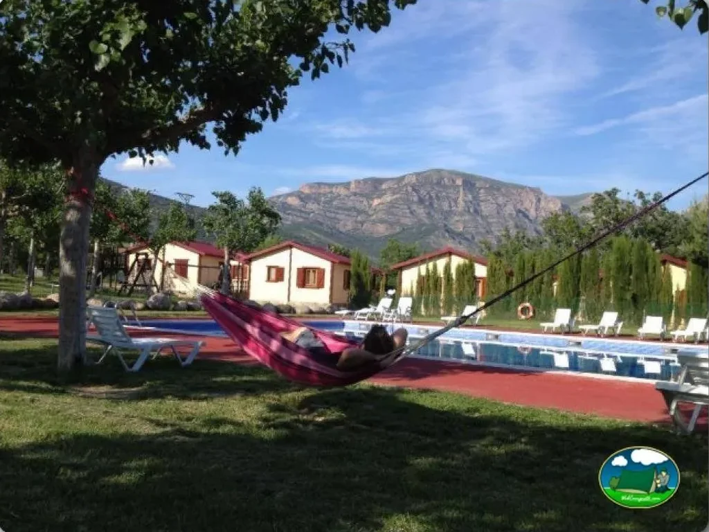 Bungalow con vistas a la montaña y piscina del Camping Isabena, La Puebla de Roda (Huesca)