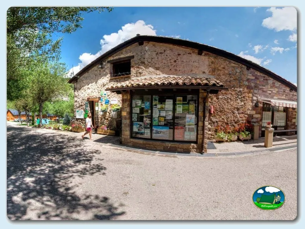 Recepción en piedra con vistas al entorno del Camping Baliera, Bonansa (Huesca)