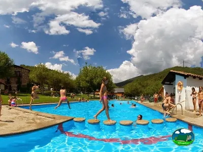 Piscina con vistas a la montaña, zona infantil del Camping Baliera, Bonansa (Huesca)