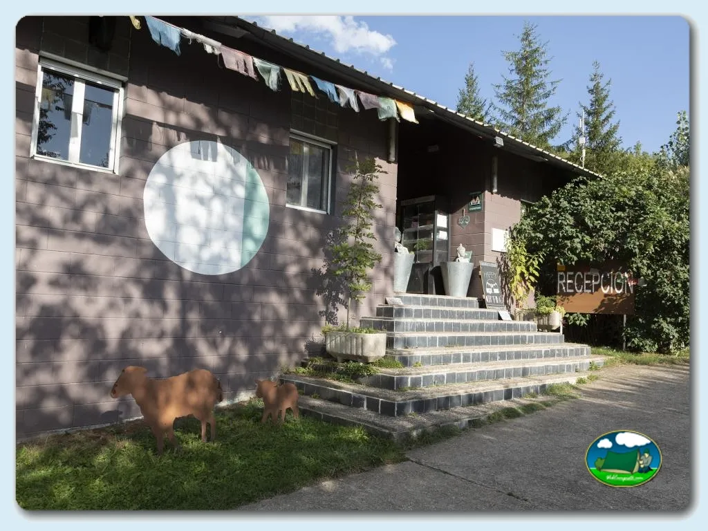 Recepción con entrada de escaleras del Camping Alta Ribagorça, Las Bordes del Pont de Suert (Lleida)