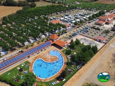 Piscina con vistas aéreas del recinto del Camping La Noguera, Llorenç de Montgai (Lleida)