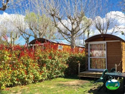 Bungalow con parcela privada y setos del Camping El Solsonés, Solsona (Lleida)