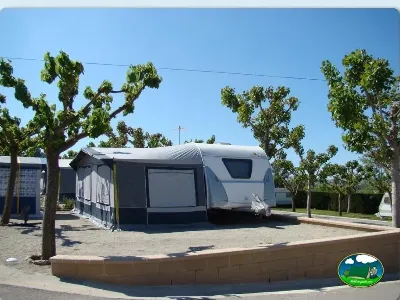 Mobil-home con toldo y zonas verdes del Camping El Solsonés, Solsona (Lleida)