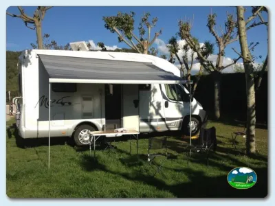 Mobil-home con toldo desplegado en parcela arbolada del Camping El Solsonés, Solsona (Lleida)