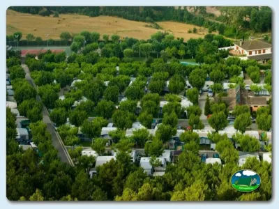Vista aérea parcelas con mobil-homes y montaña del Camping El Solsonés, Solsona (Lleida)