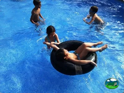 Piscina infantil con niños jugando del Camping El Solsonés, Solsona (Lleida)