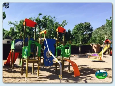 Parque infantil con toboganes y estructuras de juego del Camping El Solsonés, Solsona (Lleida)