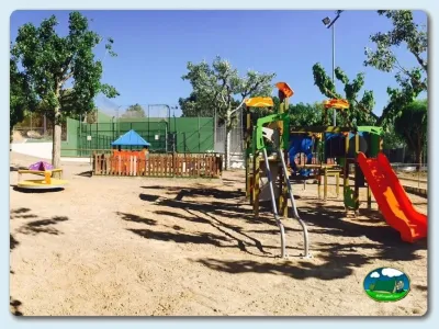 Parque infantil con tobogán rojo y estructuras de juego del Camping El Solsonés, Solsona (Lleida)