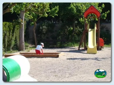 Parque infantil con tobogán y zona de juegos del Camping El Solsonés, Solsona (Lleida)