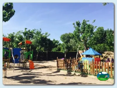 Parque infantil con toboganes y estructuras de juego del Camping El Solsonés, Solsona (Lleida)