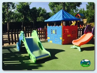 Parque infantil con toboganes y casita de juegos del Camping El Solsonés, Solsona (Lleida)