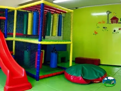 Parque infantil cubierto con tobogán y estructuras de juego del Camping El Solsonés, Solsona (Lleida)