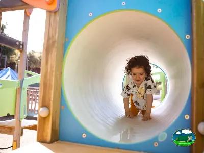 Parque infantil con túnel de juego del Camping El Solsonés, Solsona (Lleida)
