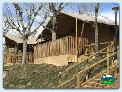 Glamping tienda de acampada con terraza de madera del Camping El Solsonés, Solsona (Lleida)