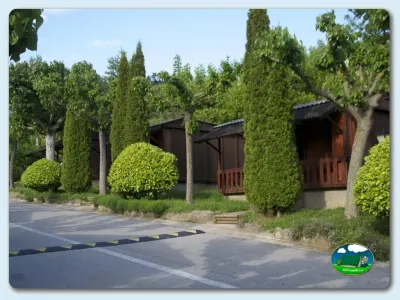 Bungalow con jardín arbolado y setos del Camping El Solsonés, Solsona (Lleida)