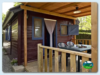 Bungalow de madera con terraza y porche del Camping El Solsonés, Solsona (Lleida)