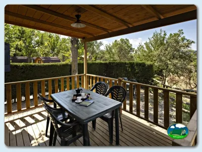 Bungalow con terraza arbolada y vistas al entorno del Camping El Solsonés, Solsona (Lleida)