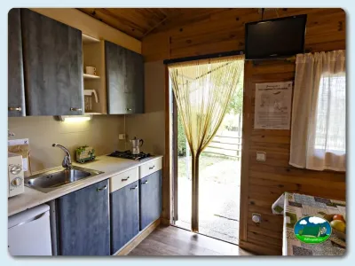 Bungalow interior con cocina equipada y salida a terraza del Camping El Solsonés, Solsona (Lleida)