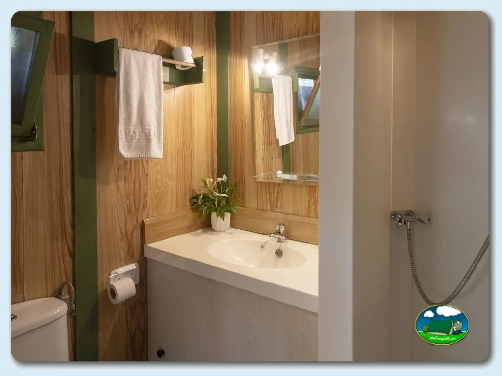 Aseos con lavabo y ducha del Camping El Solsonés, Solsona (Lleida)