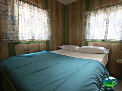 Mobil-home interior con cama doble y luz natural del Camping El Solsonés, Solsona (Lleida)