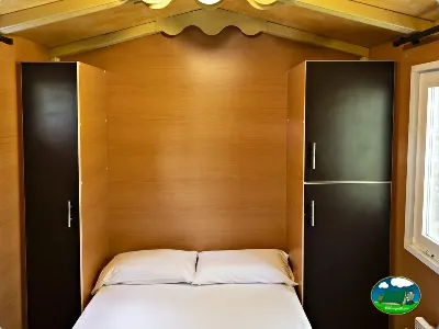 Glamping interior cabaña madera cama doble del Camping El Solsonés, Solsona (Lleida)