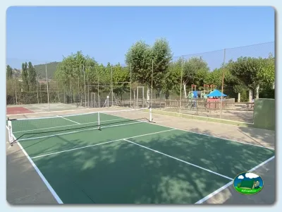 Pistas de tenis con parque infantil del Camping El Solsonés, Solsona (Lleida)