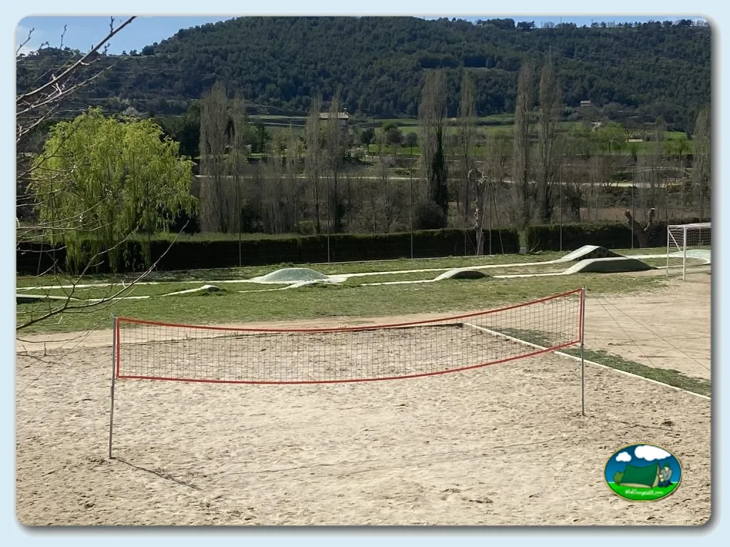 Parcela junto al río con vistas a la sierra del Camping El Solsonés, Solsona (Lleida)
