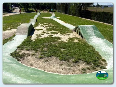 Parque infantil con circuito de minigolf del Camping El Solsonés, Solsona (Lleida)