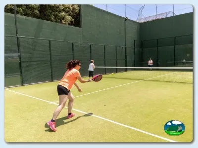 Pista de tenis con jugadores en acción del Camping El Solsonés, Solsona (Lleida)