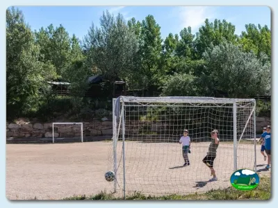 Parque infantil con cancha de fútbol y porterías del Camping El Solsonés, Solsona (Lleida)