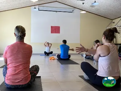 Clase de yoga en sala cubierta del Camping El Solsonés, Solsona (Lleida)