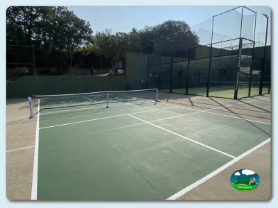 Pistas de tenis con pared de entrenamiento del Camping El Solsonés, Solsona (Lleida)