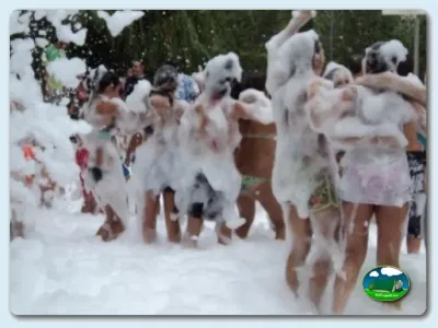 Parque infantil, actividad de espuma del Camping El Solsonés, Solsona (Lleida)