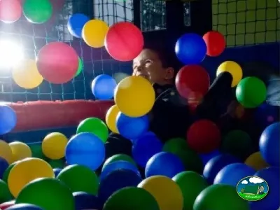 Parque infantil con piscina de bolas del Camping El Solsonés, Solsona (Lleida)